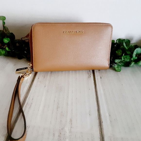 Michael Kors Multifunction Phone Wristlet/Wallet – Acorn - NWT - Picture 8 of 16